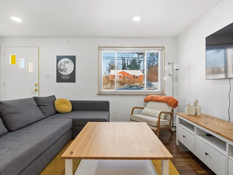 215 McMasters Dr — Photo 5