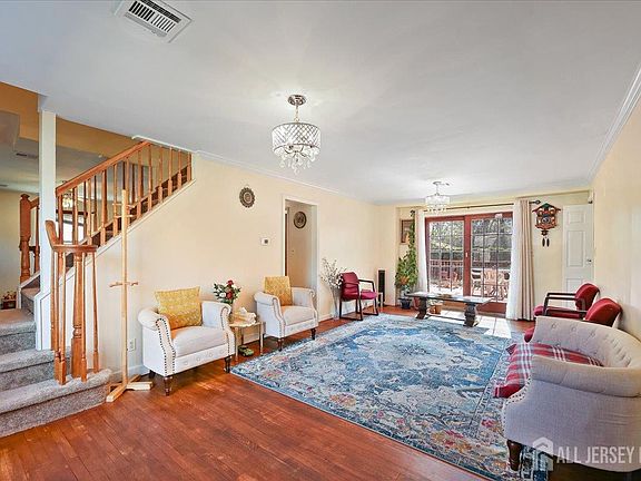 4th image of 439 Fairview Ave