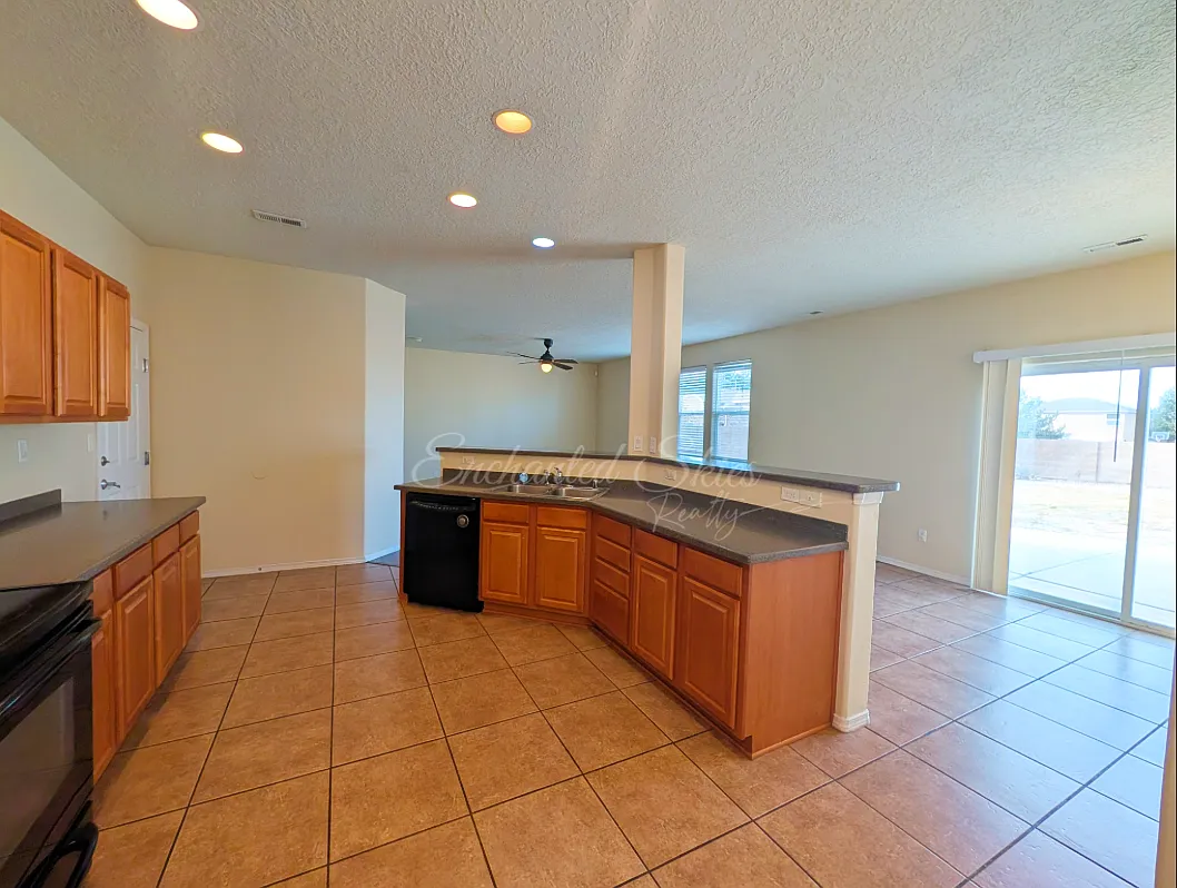 3 bed, 1896 sqft, $2,350 — Photo 3