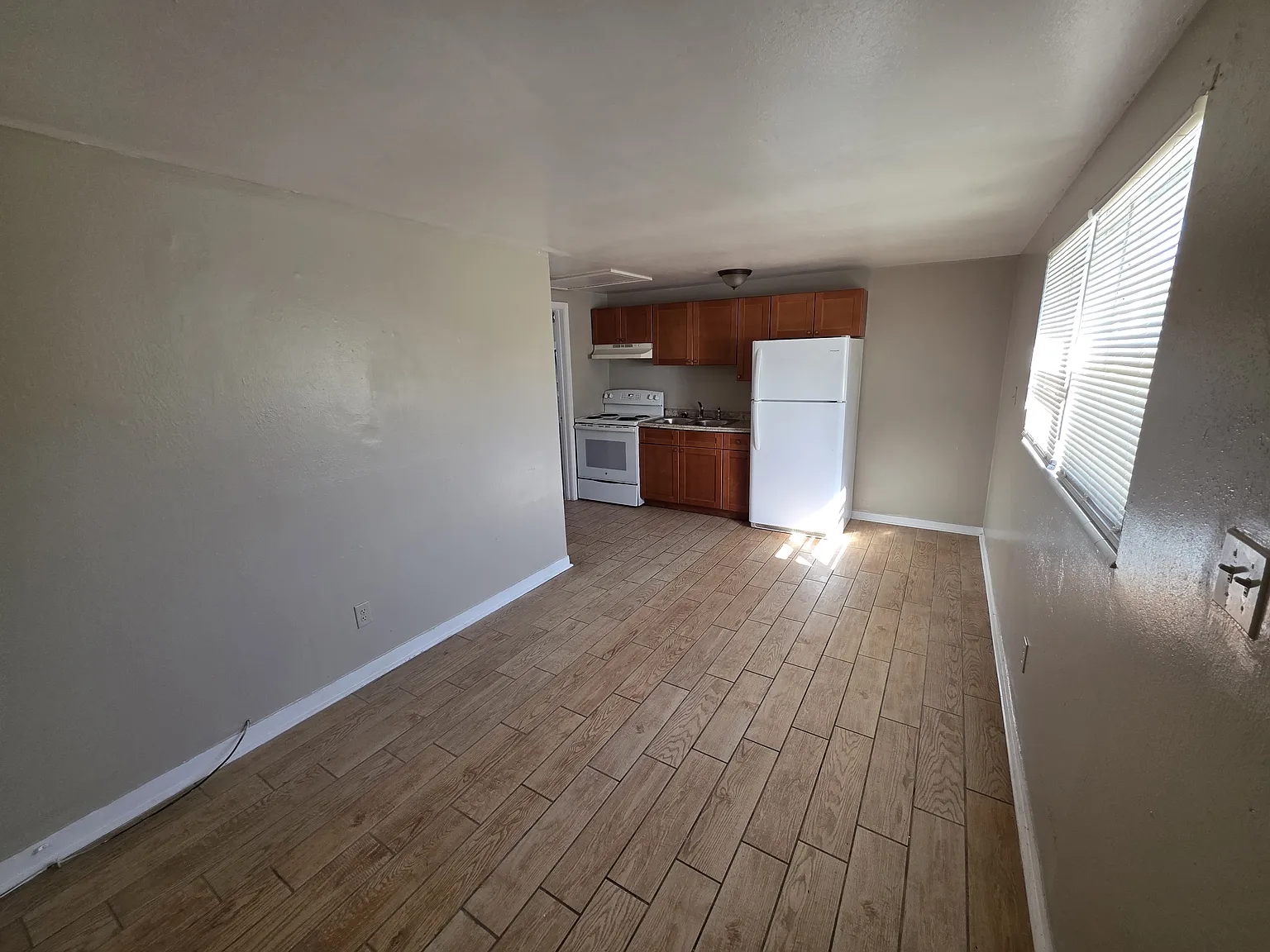 Studio, $950 — Photo 1