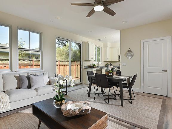 5th image of 39 Hencken Oaks Ln