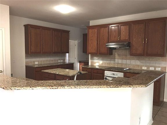 4th image of 1716 Clarke Springs Dr