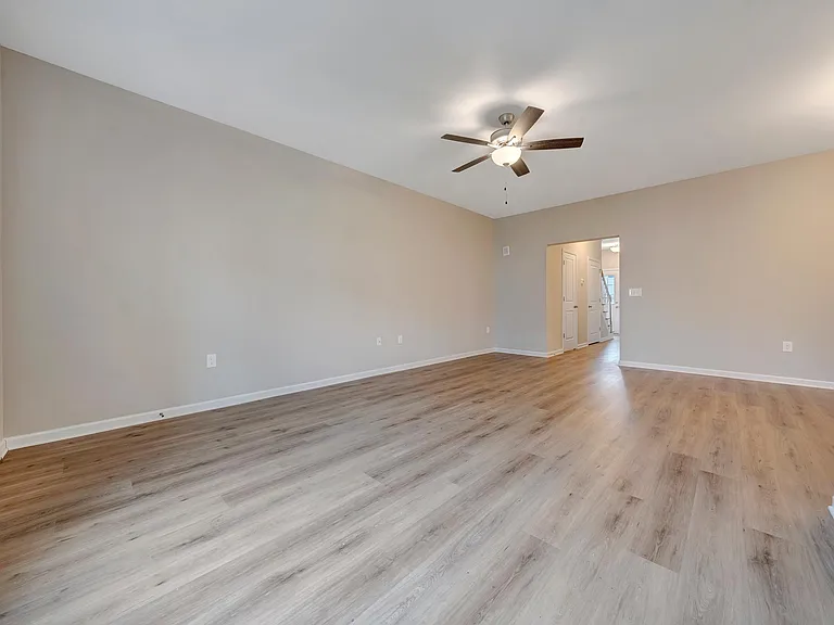 773 Holland Loop — Photo 9