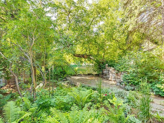 5th image of 40 Eagle Ridge Pl SW