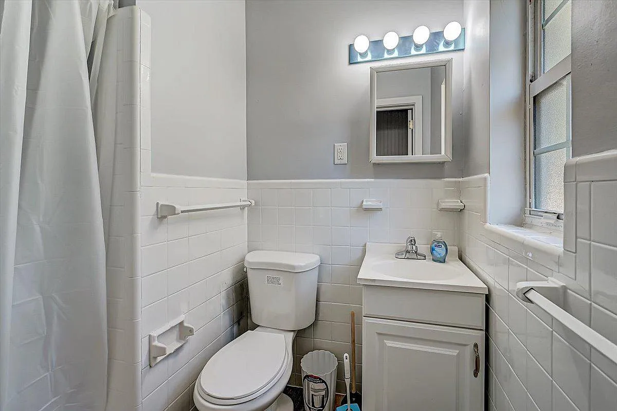 4 bed, 2.0 bath, 1560 sqft, $633 — Photo 4
