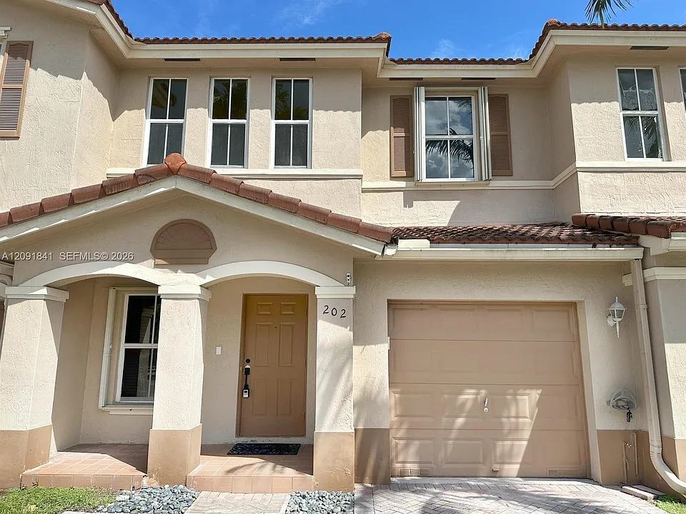 202 Riverwalk Cir