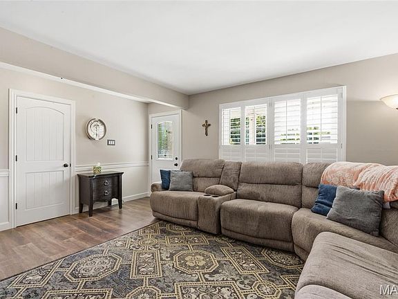 3rd image of 921 Picardy Ln