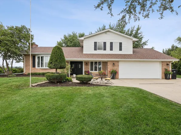 2842 234th St, De Witt, IA 52742
