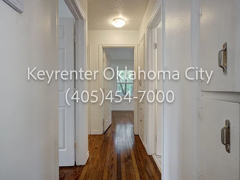 1520 Rowena Ln — Photo 15