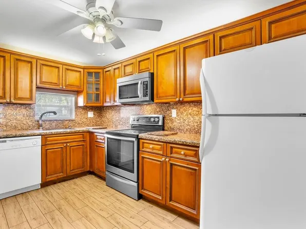 9800 N Hollybrook Lake Dr APT 107, Pembroke Pines, FL 33025