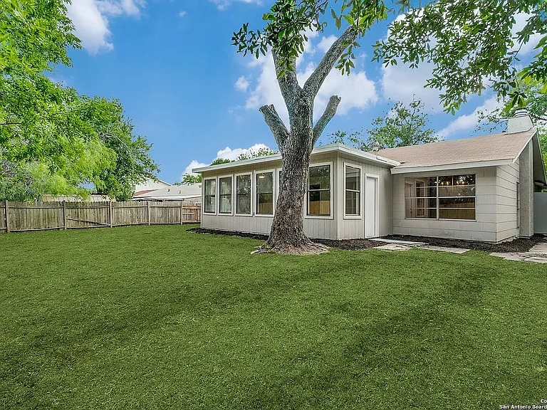 8214 Banbury Dr — Photo 13