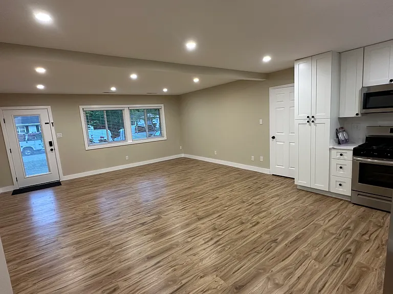 341 Dauphin Ln — Photo 2