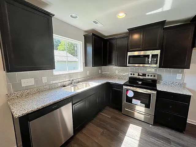 1637 Karmel Dr — Photo 3