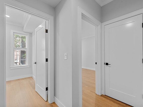 4th image of 529 Newbury St APT 2