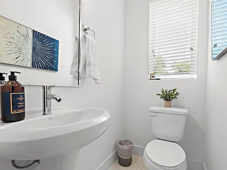 1586 W Tidwell Rd — Photo 5