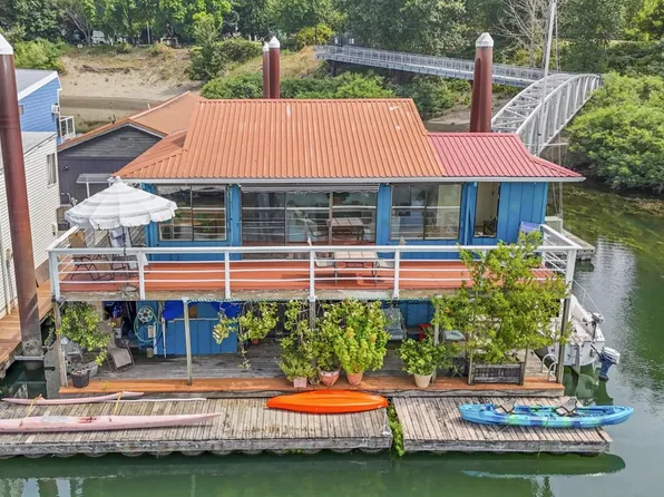 11638 N Island Cove Ln, Portland, OR 97217