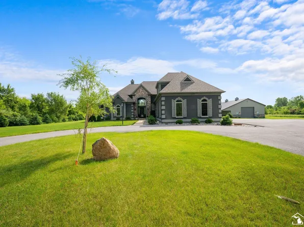 11694 Robinshire St, Temperance, MI 48182