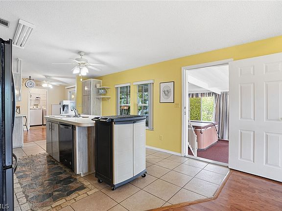 5th image of 919 Manatee Rd