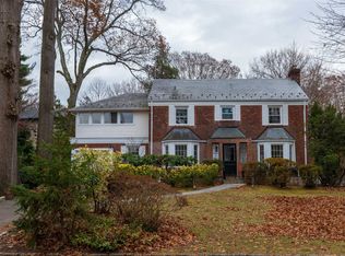 6 Woodland Pl, Great Neck, NY 11021