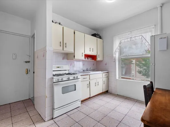 560 East 189th Street image 4 of 14