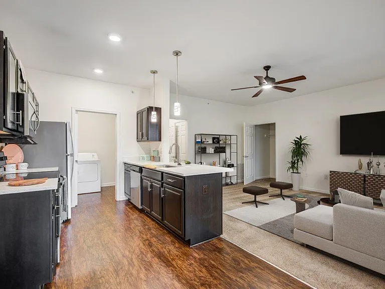 Avon Commons Apartment Homes — Photo 5