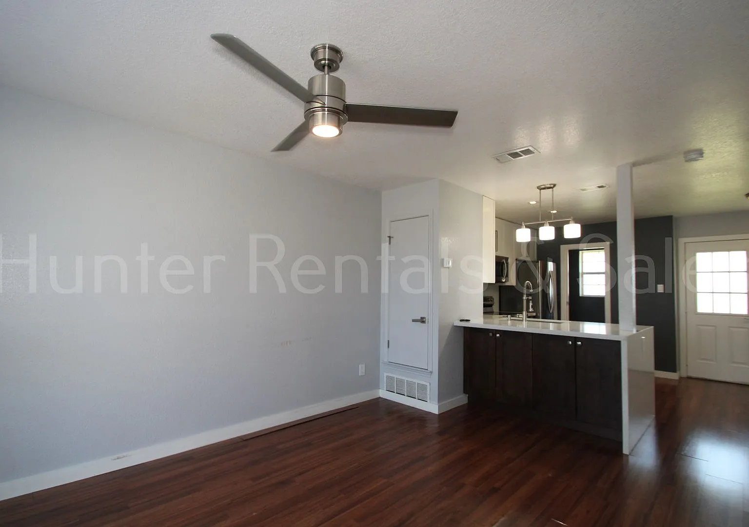 Beautiful 2 Bedroom, 1.5 Bath Townhouse — Photo 2