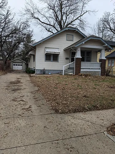 714 W Broadway St Photo 1