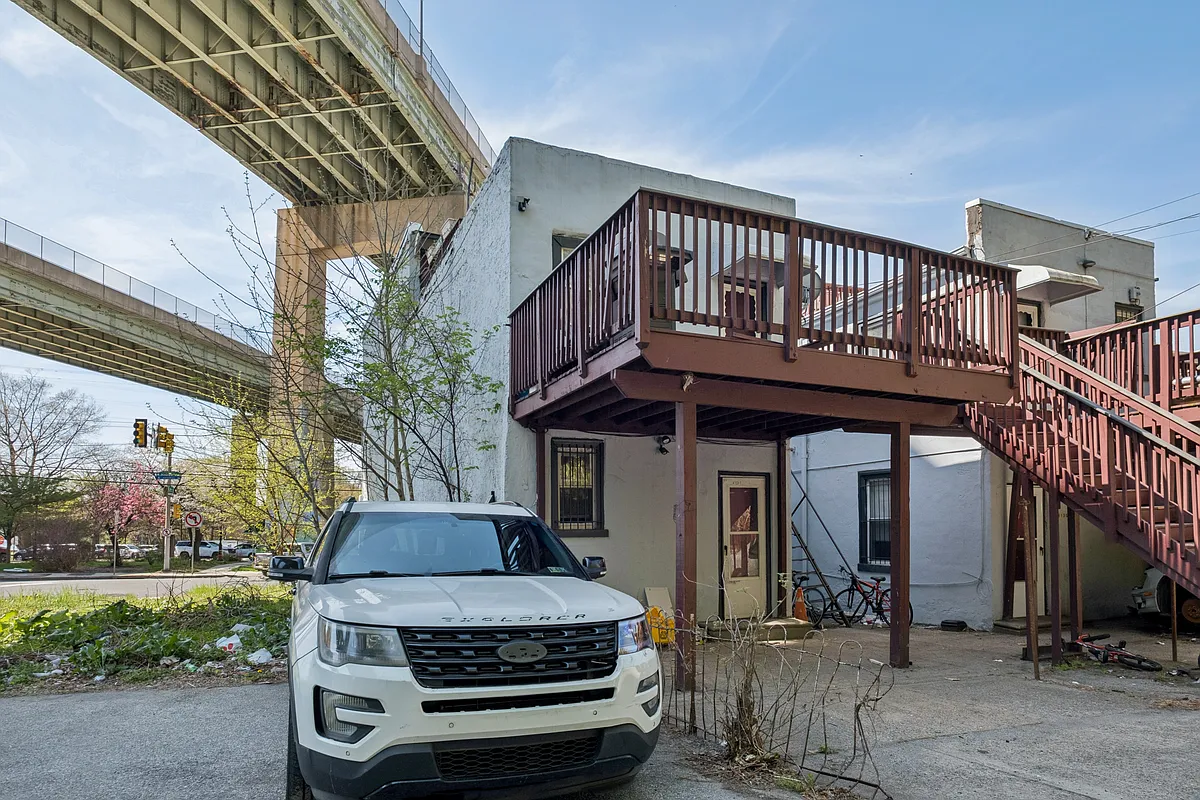 Building Photo - 4133 Ridge Ave #1A