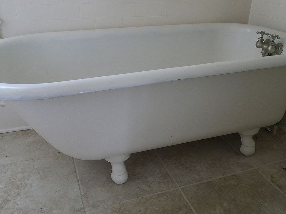 Claw foot cast iron tub