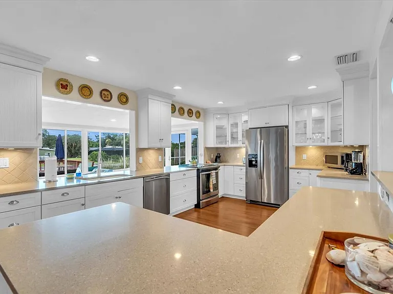 2732 Valencia Dr — Photo 5