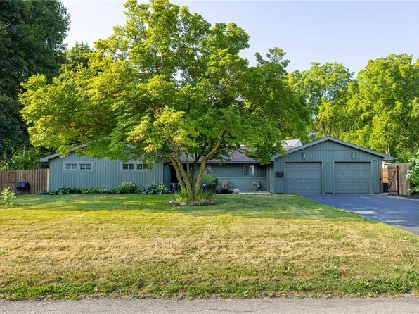 15 Victoria Dr, Rochester, NY 14618