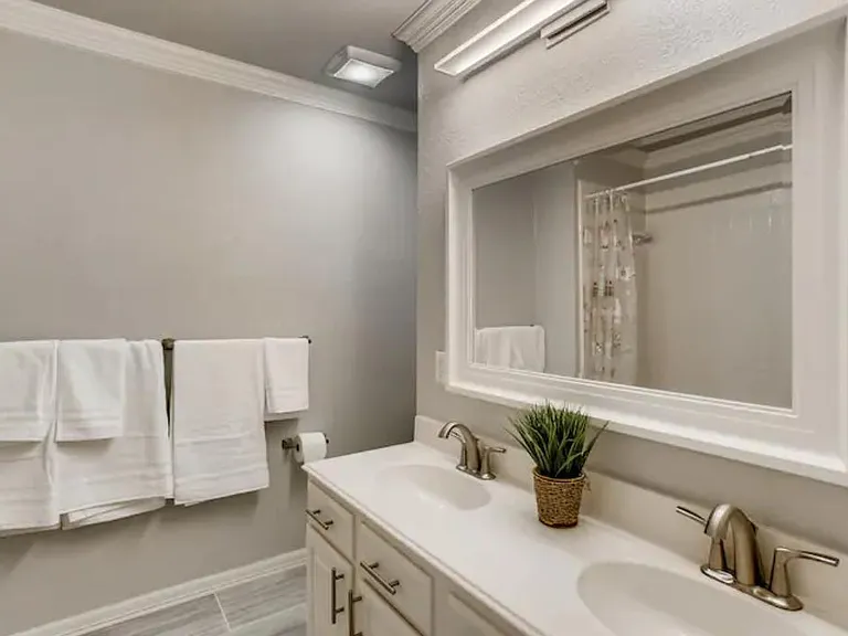 Hallway full bathroom upstairs with double sinks to get ready quicker!