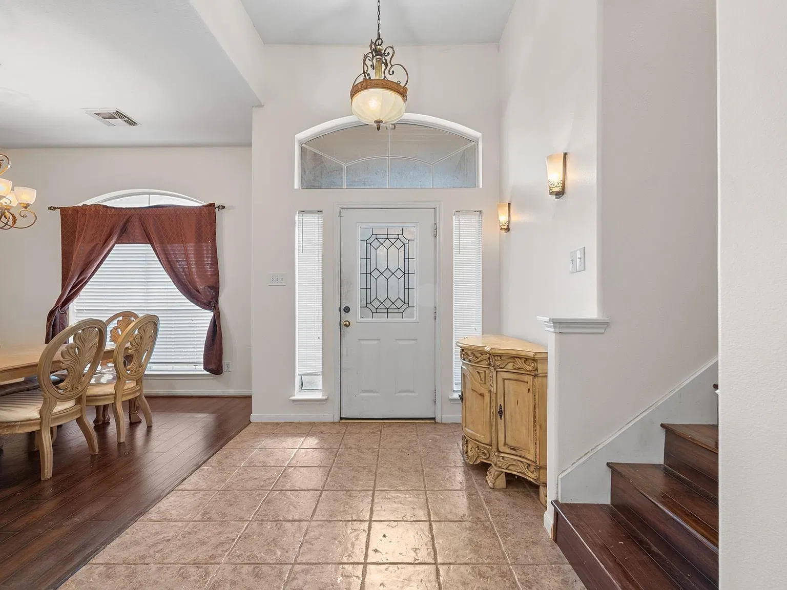 4 bed, 2.5 bath, 2362 sqft, $2,295 — Photo 3