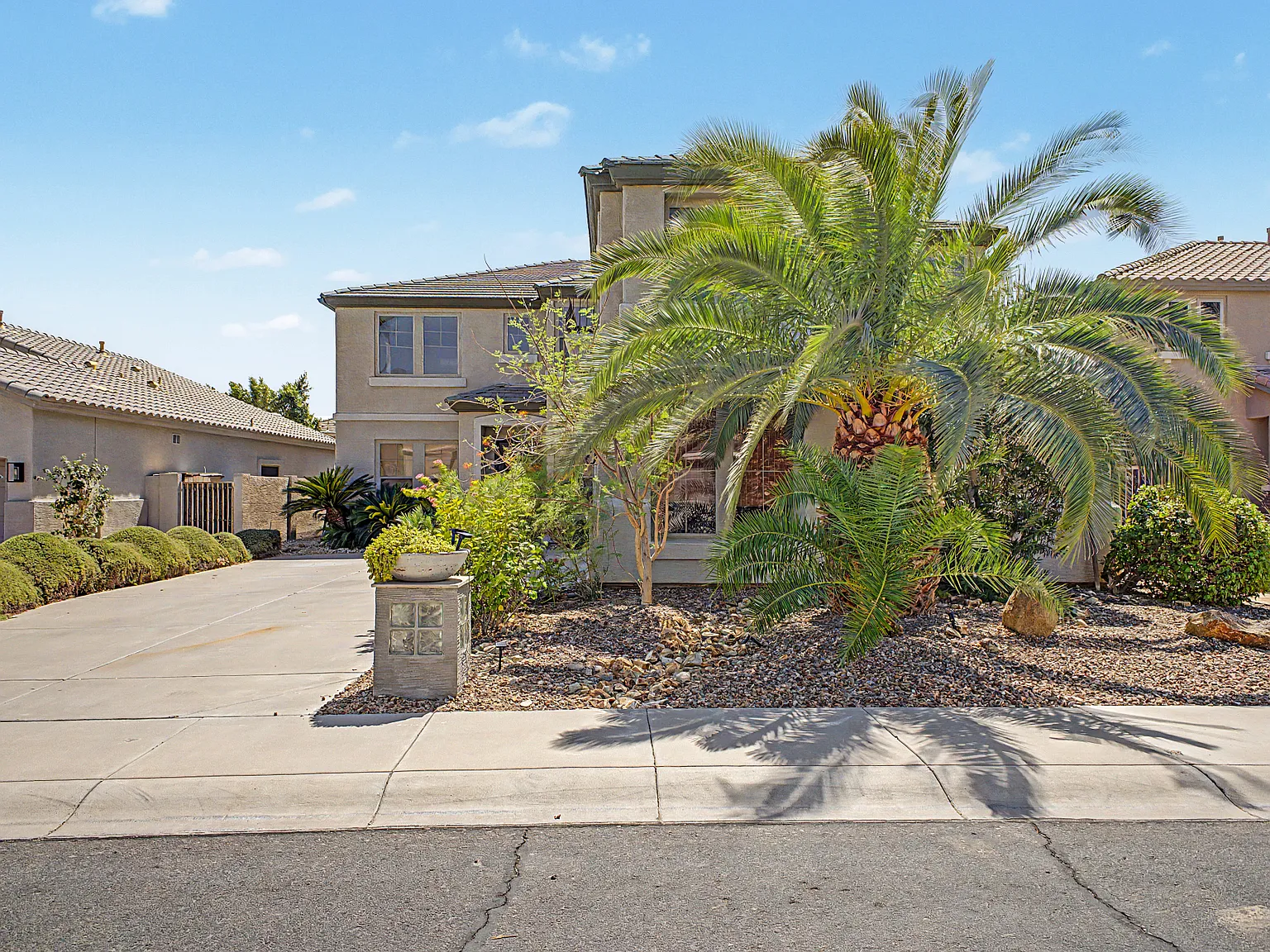 5 bed, 4.5 bath, 3989 sqft, $4,000 — Photo 2