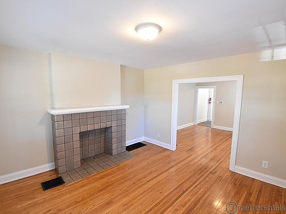 2nd image of 109 E Como Ave