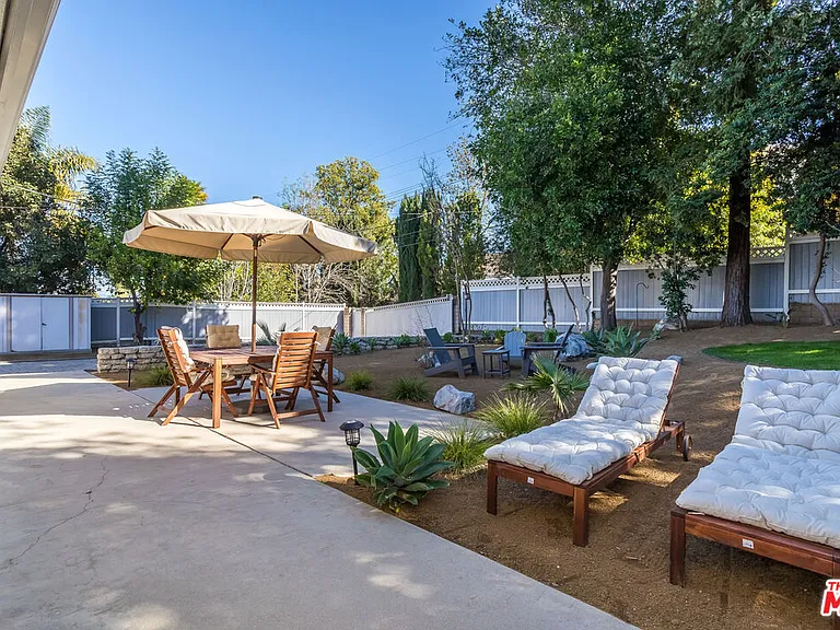 23826 Burbank Blvd — Photo 20