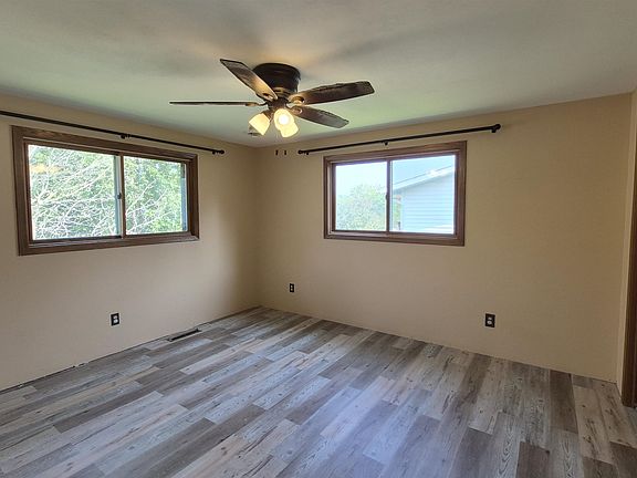 3rd image of 707 Camelot Ct