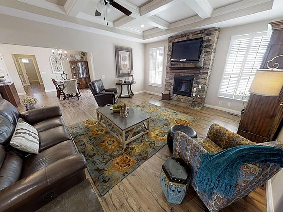 3rd image of 526 Loxley Ln