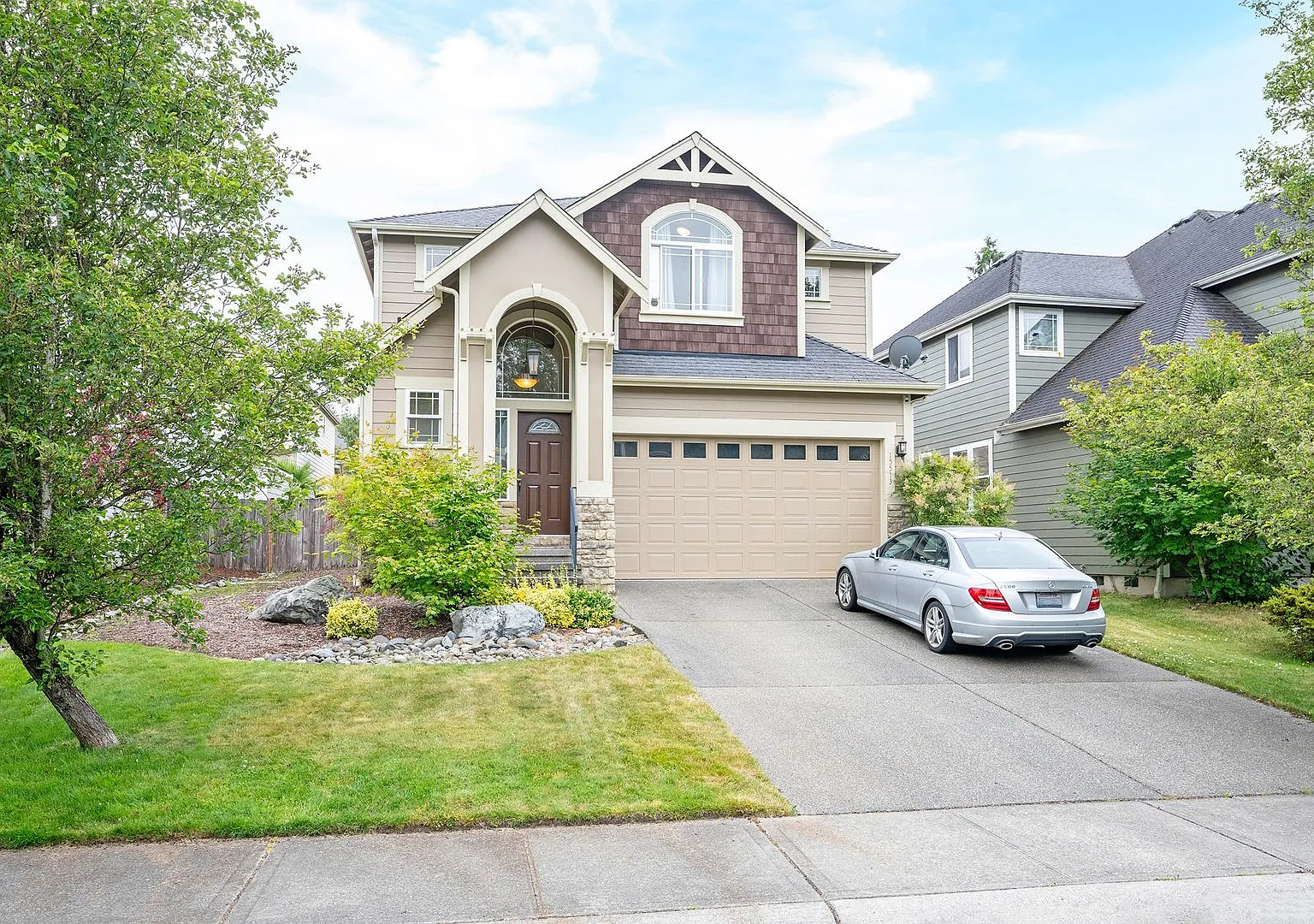 Spacious 4-Bedroom Home in The Oaks with Fenced Yard — Photo 2