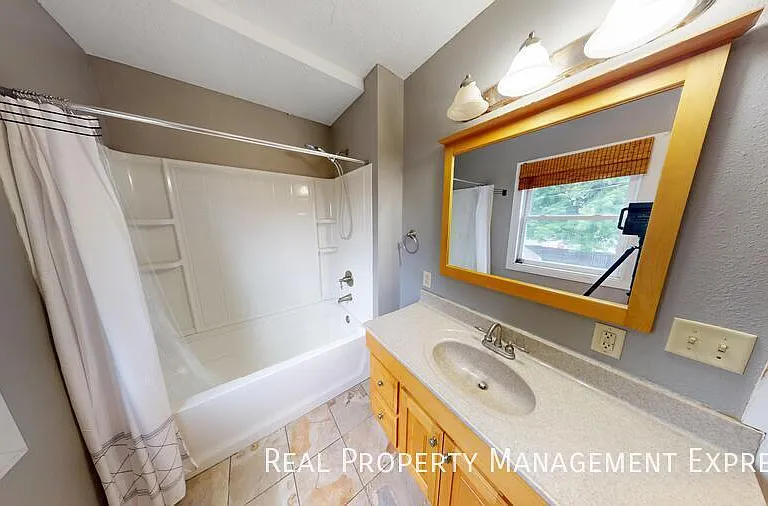 507 W 25th St — Photo 5