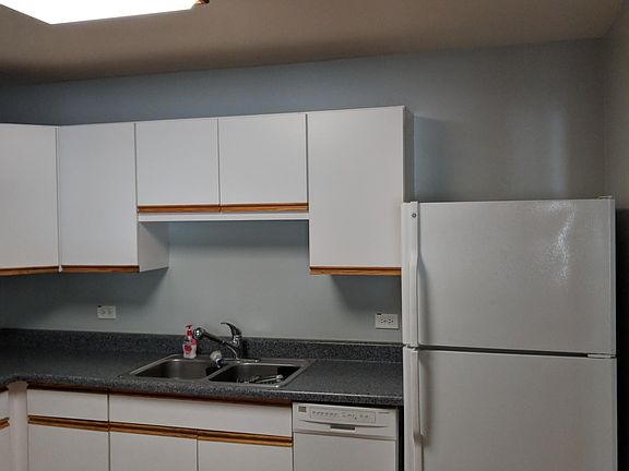 Kitchen - dishwasher and top-freezer refrigerator with ample storage space