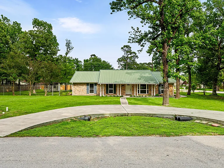 25802 Maplewood Dr — Photo 2