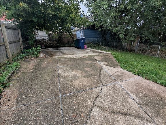 4th image of 32 Theodore St