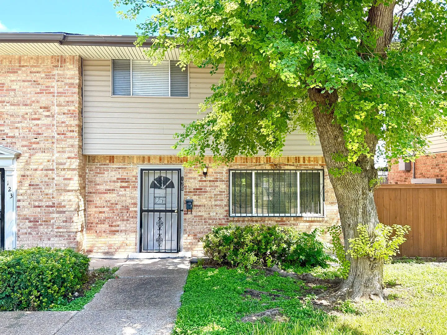 Updated 2-Bedroom Townhome Near the Airport & Hwy 281! — Photo 2