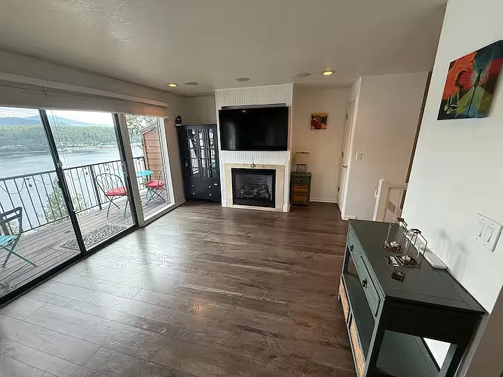 18126 E Duwamish Dr #18 — Photo 2