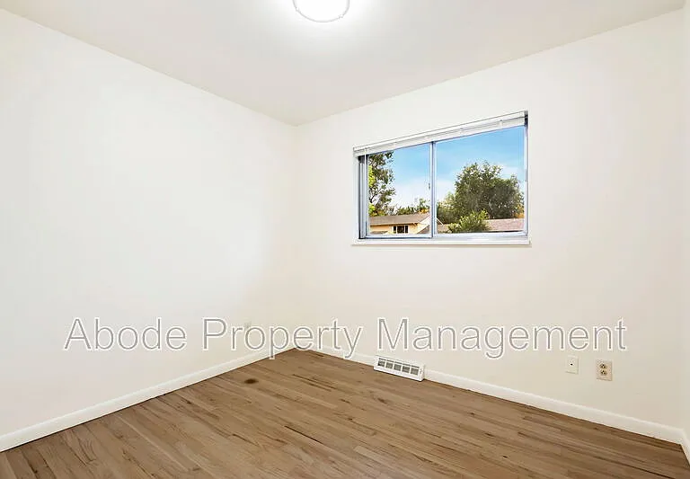 328 N Roosevelt Ave — Photo 7