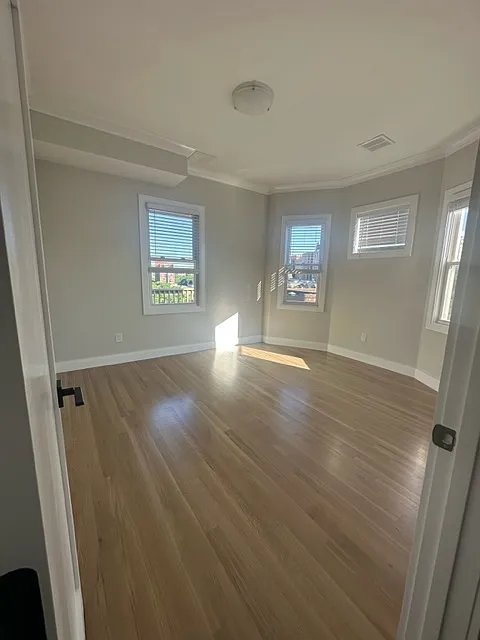 4 bed, 9999 sqft, $6,000 — Photo 4