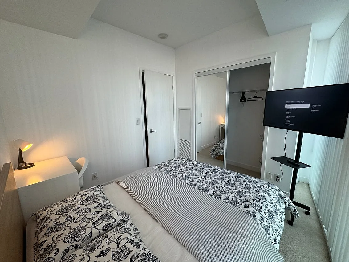 Master Room - York St & Bremner Blvd — Photo 4