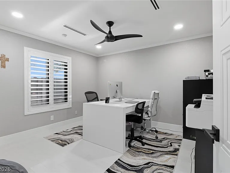 300 E Lacy Ln — Photo 34