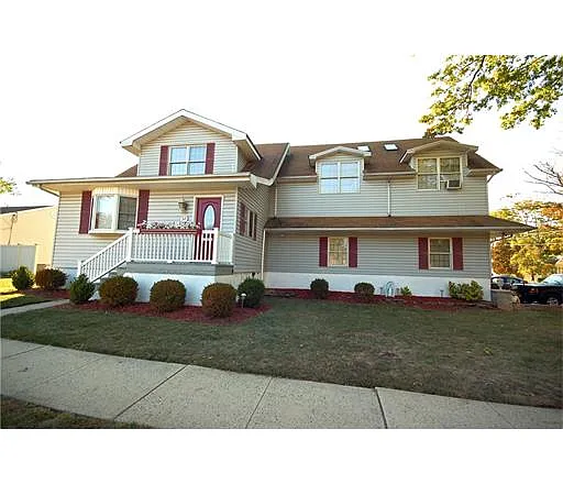 52 Kossuth St photo 1
